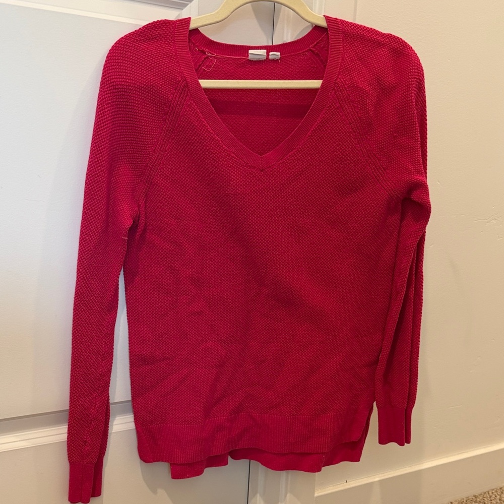 GAP Women's V-Neck Sweater in Bold Red